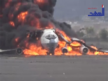 incendio en un avión de carga en el aeropuerto de Sanaa Combatiente tribales conquistan bases saudíes en la frontera con Yemen
